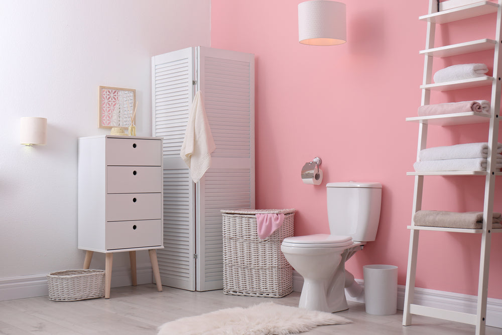 Badezimmer mit Toilette in rosa